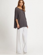 Soft linen boatneck with three-quarter dolman sleeves and an emphasized hi-low hem can be paired with fitted jeans or wide-leg pants for a slouchy-chic look. BoatneckDropped shouldersThree-quarter dolman sleevesDraped hi-low hemLinenDry cleanImportedModel shown is 5'10 (177cm) wearing US size Small.