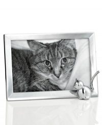 Bring a furry friend with you to work or school in the Umbra Memoire Cat frame, featuring a polished finish and cast metal kitty.