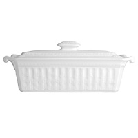 The Louvre dinnerware collection takes its design inspiration from architectural motifs that adorn the exterior of the Louvre museum. Casual or formal, this collection offers great practicality and adapts to every occasion. Oven and dishwasher safe, many of the bakeware pieces transition from oven to table.