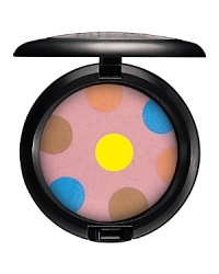 Play with polka dots to create highlighting effects on your eyes by blending the colors of this ultra-fine, lightweight pressed powder with a velvet-smooth finish.