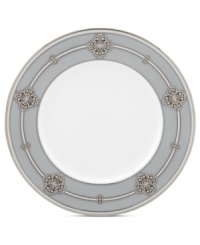 Lenox revives a classic pattern in the Ashcroft accent plate. Intricate medallions, traditional beading and sumptuous platinum bring the best of the old-world design to today's formal tables.