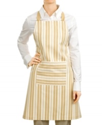 See stripes! A baker's best friend, this printed apron gives you instant credibility in the kitchen. Subtle stripes and a pocket for your must-have tools make this a chef's essential.