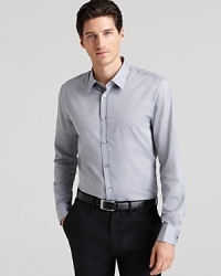 This button-down shirt fits right in to your work wardrobe, featuring a solid color that's easy to pair with a variety of trousers.