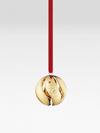 Celebrate the season with this elegant goldplated design, delicately etched with angles and stars and curved in perfect sphere.2012 editionHeight, about 2.12GoldplatedImported