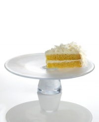 Put your baked goods on a pedestal with the charming Mine collection of cake plates from Kosta Boda. Crafted of clear glass, this piece is sure to enhance both modern and traditional decor.