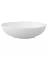 Fresh modern. Sheer white china in oval form inspires simply harmonious dining. A soft fluidity and radiant glaze give this serving bowl quiet elegance and lasting appeal. From Villeroy & Boch's collection of serveware and serving dishes.