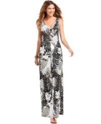 The chic floral-print on NY Collection's petite maxi dress makes it stand out from the crowd! Pair it with your favorite sandals for a great summer look.