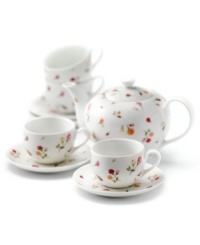 Sprinkled with dainty pink and gold blossoms, the Country Rose Buds tea set evokes all the elegance of the original Old Country Roses pattern but with a more casual, contemporary feel.