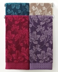 Inspired by exotic Japanese blooms, this Kyoto washcloth invigorates your bathroom with a captivating floral design and decorative trim. Choose from four sophisticated hues.