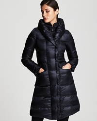 In a dark blue hue, this Armani Collezioni puffer keeps warm with a pure goose down fill. Stunning in its simplicity, this classic cold-weather coat lends style for years to come.