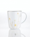 Wildflowers gleam in polished gold, adding whimsical glow to this Grand Buffet Silhouette mug. A banded edge adds a classic touch to a pattern with modern spirit.