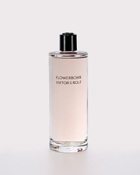 FLOWERBOMB is a floral explosion, a profusion of flowers that has the power to make everything seem more positive. Opulent and full-bodied, the iconic and multi-faceted Viktor & Rolf Flowerbomb bottle is now available in a luxurious, refillable version with a precious pink metallic seal and screw-top cap. Let the magic of Viktor & Rolf live on with the Eau de Parfum Refill to recharge your refillable bottle.