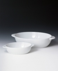 Simple side dishes get a refreshing overhaul when served on these small oval serving dishes from Denby's white dinnerware collection. The clean, crisp lines and cool, glazed hue infuse your tabletop with modern style. 0.5 liter.