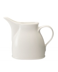 Vintage charm meets modern durability in the oversized Farmhouse Touch pitcher, featuring a crisp white glaze in premium porcelain from Villeroy & Boch.