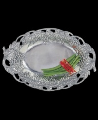 Grapes clustered around this aluminum oval tray make an enticing presentation of entrees or party-portioned appetizers. A sculpted vine rim adds rustic, straight-from-the-vineyard charm.