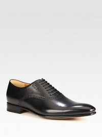 Kir lace-up shoe with embossed Gucci script logo.Leather upperLeather liningPadded insoleLeather soleMade in Italy