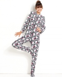 Absolutely warm, from head to toe. Hello Kitty's Bundled Up print footie pajamas feature long-sleeves and a zipper front.