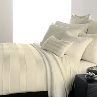 Effortless elegance. A creamy hue and high thread count distinguish this luxurious Donna Karan bedskirt.