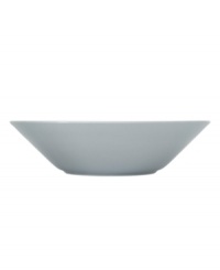 With a minimalist design and unparalleled durability, the Teema pasta bowl makes preparing and serving meals a cinch. Featuring a sleek, angled edge in glossy gray porcelain by Kaj Franck for Iittala.