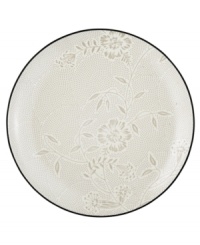 A fresh twist on a Noritake favorite, the Colorwave Graphite Bloom dinner plate offers the same sleek style and durability as the original dinnerware pattern but with a pretty floral print.