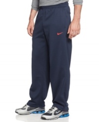 Take to the courts in comfort all year long with these Nike basketball pants featuring Therma-Fit technology to keep you warm.