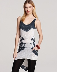 An elongated back hem brings avant-garde drama to this Hard Tail tank, boasting an inky tie-dye print.