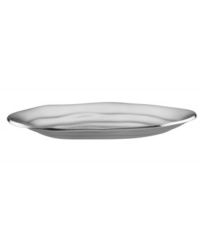 Make waves. The Organics Pool oval tray boasts a natural shape rippled like the water's surface and crafted of gorgeous Lenox aluminum.