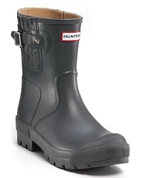 The iconic rain boot from HUNTER, crafted in rugged rubber and lined with cozy fleece for total comfort under any conditions.