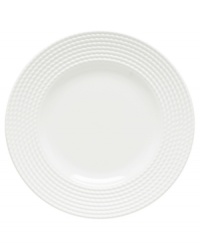 This Wickford accent plate ties in timeless sophistication with every meal. Versatile white porcelain in a clean, contemporary shape is embossed with a twisting rope pattern.