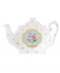 Sweet tea. Spots of gold and a flower plucked from the classic Old Country Roses dinnerware pattern make this Royal Albert tea tip an essential part of your afternoon tradition.