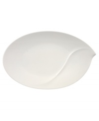 Reshape modern tables with the Flow oval platter, a perfect platform for grand entrees like glazed ham, roast chicken or fish. A fluid, asymmetrical design in white fine china by Villeroy & Boch offers unconventional elegance for every meal and occasion.