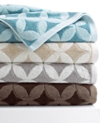 Indulge yourself in the ultra-soft finish of this Kassatex washcloth, featuring jacquard woven ringspun cotton and a stylish mosaic tile pattern. Comes in four chic hues.