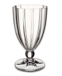 This sparkling, geometric-cut iced tea glass features a beautiful ball-accented stem that extends to an elegant bell shape.