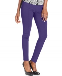 These ankle-length petite pants comes in a slimming ponte fabric with a comfy elastic waistband. Pair them with your favorite tops and tees for a pretty look!