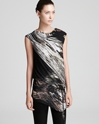 A abstract print steals the show on this softly draped Helmut Lang top, gathered at the back and cinched with a drawstring tie for a most flattering finish.