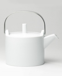 Accented with subtle ridges and an industrial-chic chrome handle, this modern teapot beautifully complements the Loft dinnerware collection.