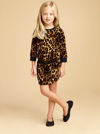 A bold leopard print adds a flash of brilliance to this three-quarter sleeve velour frock with drawstring waistband and slash pockets.CrewneckThree-quarter raglan sleevesPullover styleElastic & drawstring waistbandFront slash pocketCotton/PolyesterMachine washImported