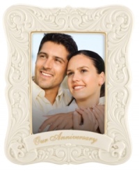 Never forget an anniversary. Crafted of glazed ivory porcelain, this Portrait Gallery picture frame from Lenox features scrolling vines and goldtone accents to complement a beautiful couple.