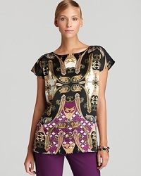 This season statement prints reign supreme and this VINCE CAMUTO top taps into the trend with an abstract baroque print. Slip it on and rise to new fashion heights.