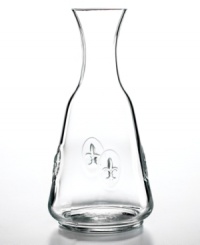 An ode to France, the Fleur de Lys carafe is embossed with the country's unofficial yet enduring symbol. Sophisticated with a stocky base and flared spout in heavy, famously durable glass. Perfect for water, iced coffee or lemonade!