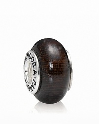 A dark coracao de negro wood charm offers an natural sheen and earthy texture to your bracelet. Logo-engraved sterling silver trim displays the PANDORA signature.