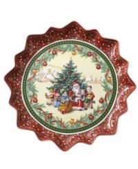 Feel like a kid on Christmas with the Toy's Fantasy pastry plate from Villeroy & Boch. Fine porcelain in a playfully ruffled shape features a beautiful illustration of Santa giving out gifts, surrounded with intricate patterns and classic toys.