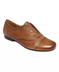 Fossil's Bobbi oxford flats look great with all of your most structured outfits. The laceless style slips on so easily.