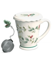 A classic holly print with raised detail and green banding makes this Pfaltzgraff Winterberry mug a festive companion to the holiday table. With lid and infuser to keep things brewing.