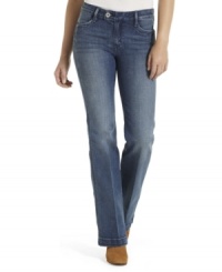 These Levi's jeans feature an ultra-flattering fit, thanks to a flared silhouette and back flap pockets. The medium blue wash is a classic springtime choice, too!