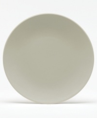 With a powdery matte finish and clean modern shapes, the Naturals dinner plates from renowned designer Vera Wang bring minimalism to the table with chic style. In soft, natural hues perfect for coordinating with any decor.